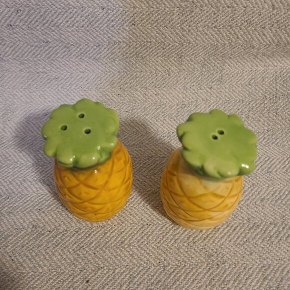 Pineapple salt and pepper shakers- ceramic - Picture 3 of 5